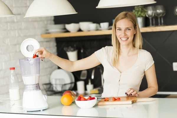 Mulher preparando smoothies — Fotografia de Stock