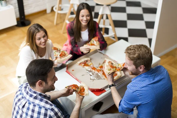 Freunde essen Pizza auf dem Zimmer — Stockfoto