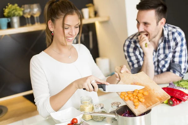 Pareja cocinando en la cocina —  Fotos de Stock