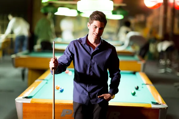 Man with snooker stick — Stock Photo, Image