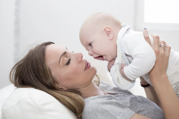 Mãe com bebê menino — Fotografia de Stock