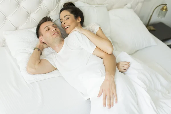 Fiatal pár az ágyban — Stock Fotó