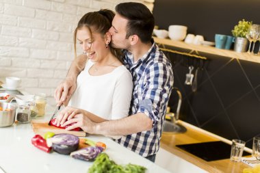 Mutfakta yemek yapan bir çift.