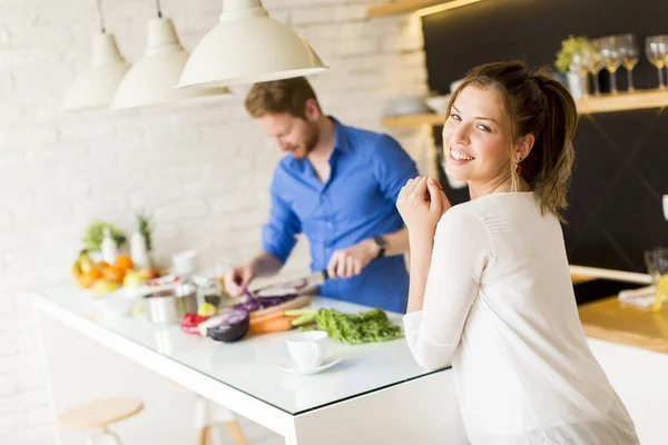 Pareja juntos en la cocina —  Fotos de Stock