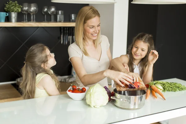 Mãe e filhas na cozinha — Fotografia de Stock