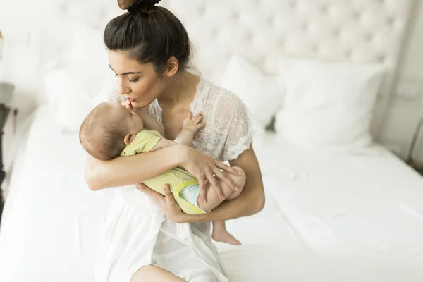Mulher jovem com bebê menina — Fotografia de Stock