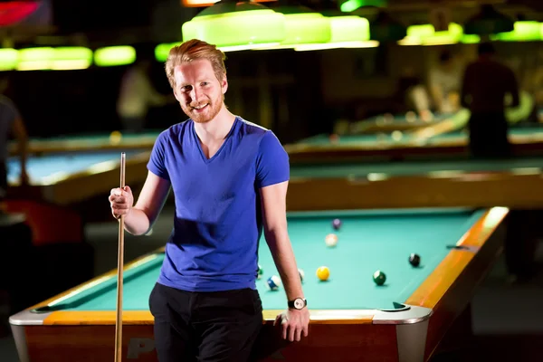 Man with snooker stick — Stock Photo, Image