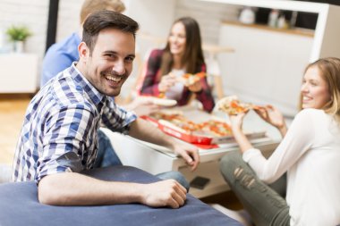 Pizza odaya yemek arkadaşlar