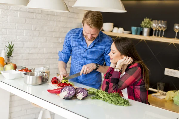 Pareja cocinando juntos —  Fotos de Stock