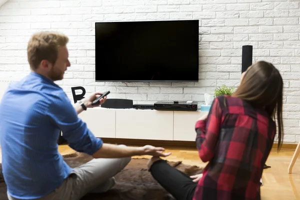 Koppel kijken tv thuis — Stockfoto