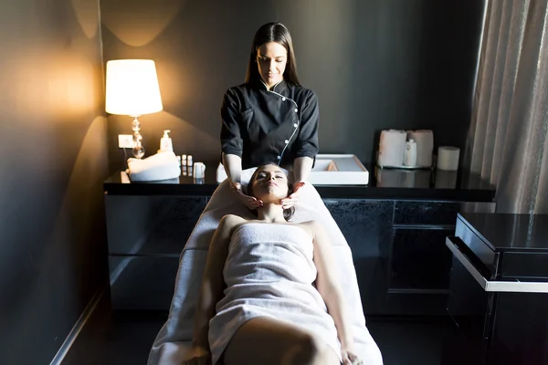 Jovem mulher fazendo uma massagem — Fotografia de Stock