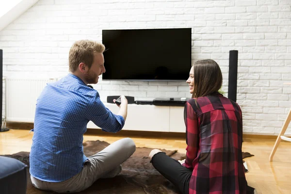 Koppel kijken tv thuis — Stockfoto