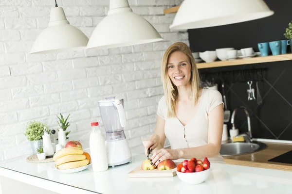 Jovem mulher na cozinha — Fotografia de Stock