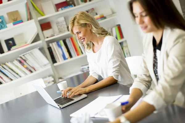 Two women in the office — Stock Photo, Image