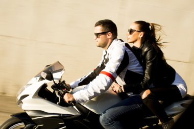 Şık çift motosiklet üzerinde