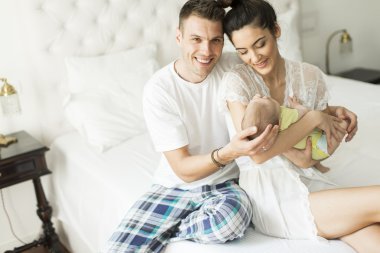 Bebek kız ile genç Çift