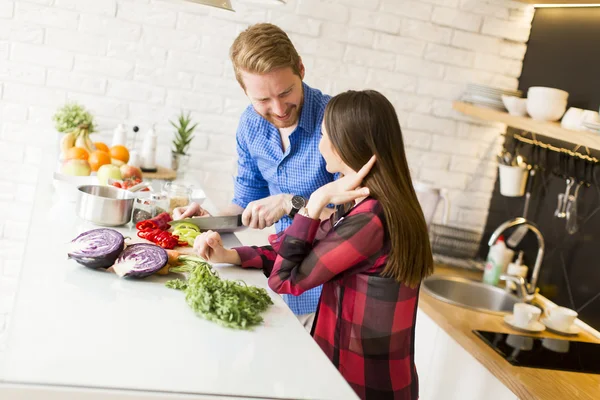 二人で料理する — ストック写真