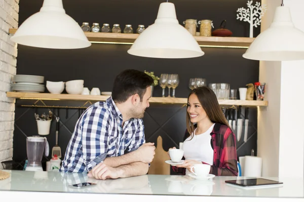 Paar met koffie in de keuken — Stockfoto