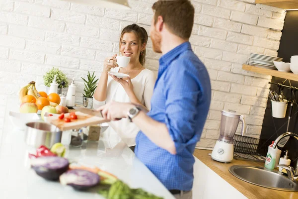 Pareja juntos en la cocina — Foto de Stock