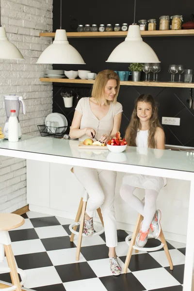 Preparing and blending smoothie — Stock Photo, Image