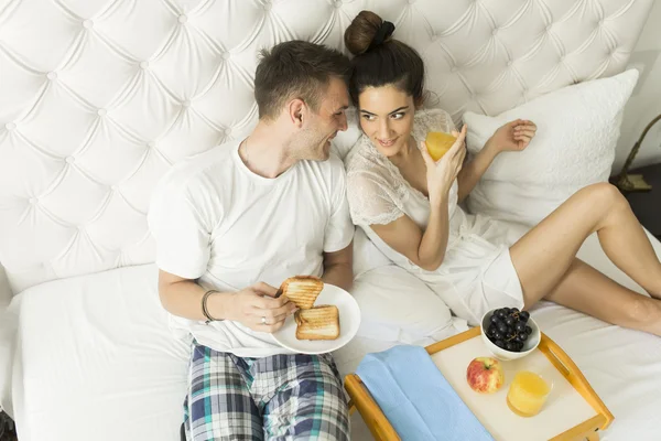 Casal tomando um café da manhã — Fotografia de Stock