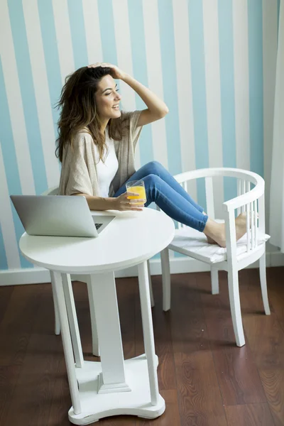 Mujer bastante joven — Foto de Stock