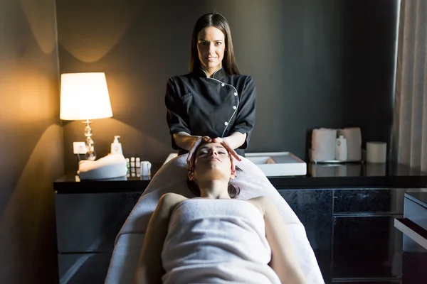 Jovem mulher fazendo uma massagem — Fotografia de Stock