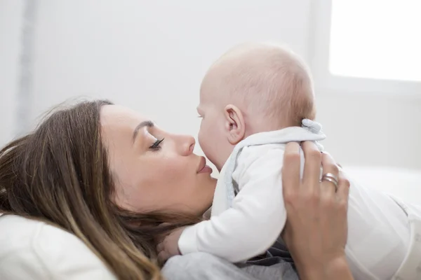 Mãe com bebê menino — Fotografia de Stock