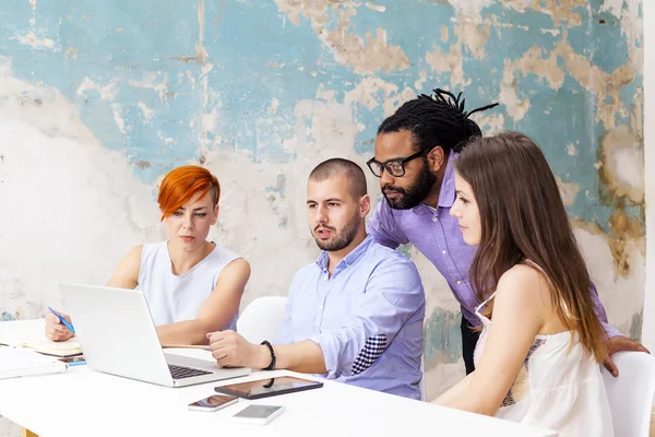 Jeunes travaillant dans le bureau — Photo