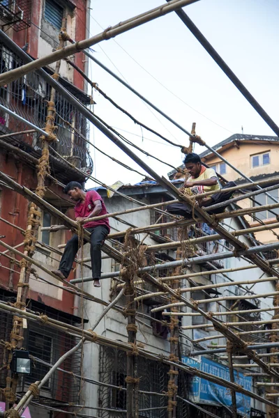 Människor arbetar street i Mumbai — Stockfoto