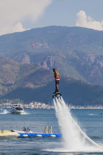 Flyboard 在马尔马里斯的男人 — 图库照片