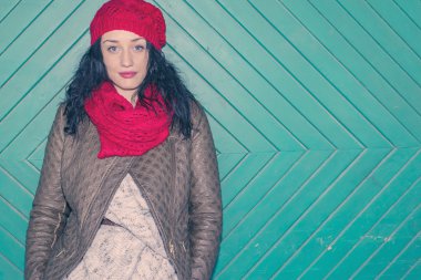 Genç kadın eski kapı tarafından