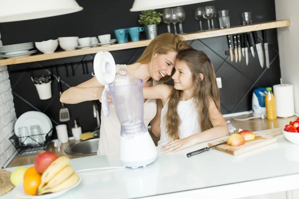 Smoothie zubereiten und mixen — Stockfoto