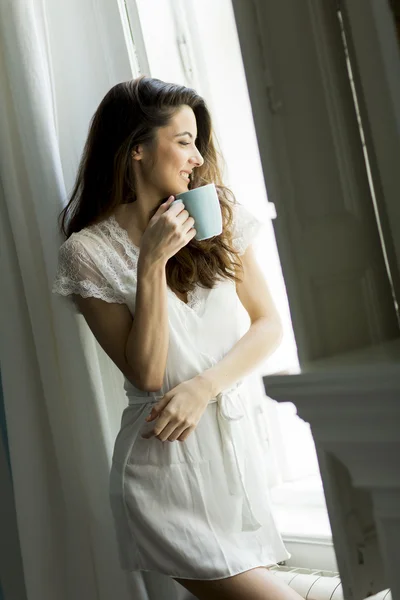 Mulher com caneca de café — Fotografia de Stock