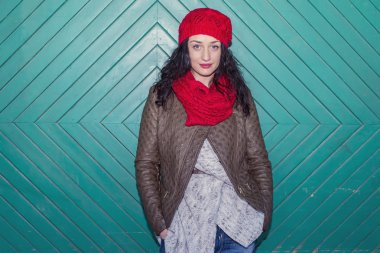 Genç kadın eski kapı tarafından