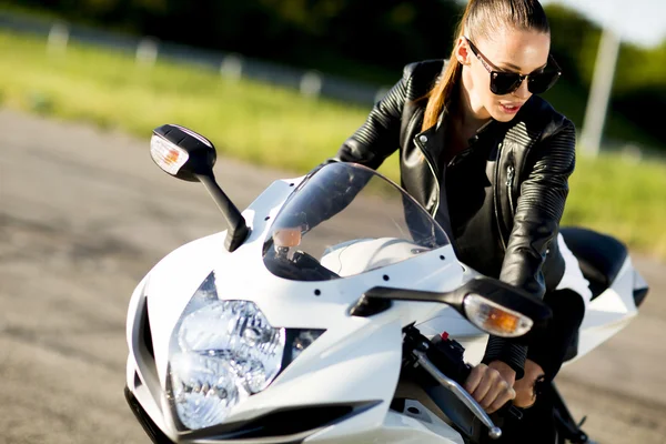 Jonge vrouw op motorfiets — Stockfoto