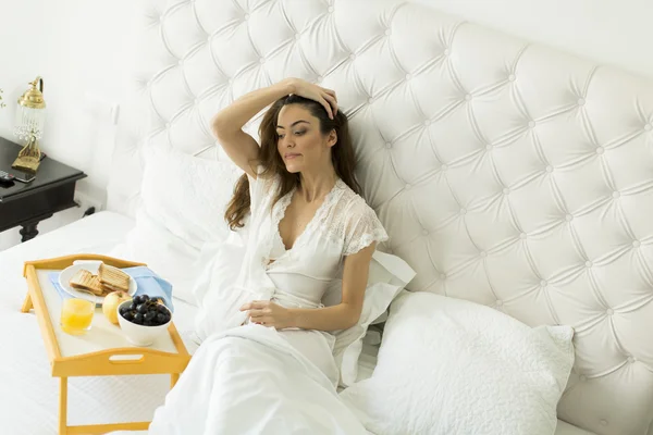 Mujer joven y bonita desayunando — Foto de Stock