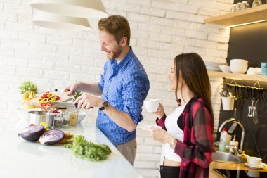 Birlikte yemek pişiren çift.