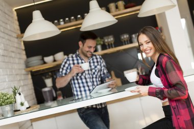 Mutfakta kahve ile Çift