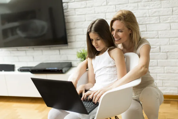 Anya és lánya dolgozik a laptopon — Stock Fotó