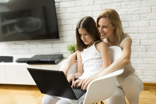 Mutter und Tochter arbeiten am Laptop — Stockfoto