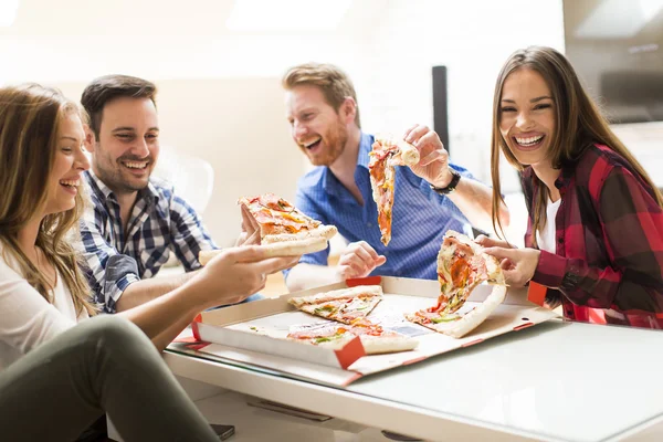 Amigos comiendo pizza en la habitación — Foto de Stock