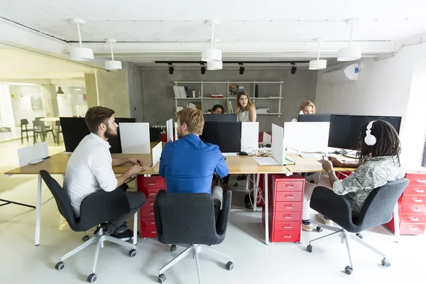 Jóvenes empresarios en la oficina moderna —  Fotos de Stock