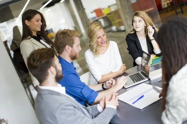 Junge Geschäftsleute im modernen Büro — Stockfoto