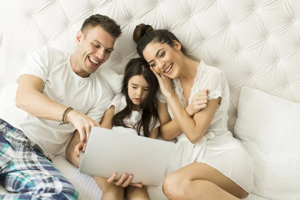 Giovane famiglia a letto — Foto Stock