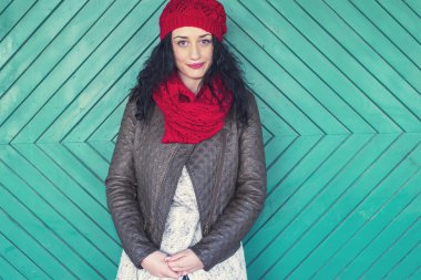 Genç kadın eski kapı tarafından