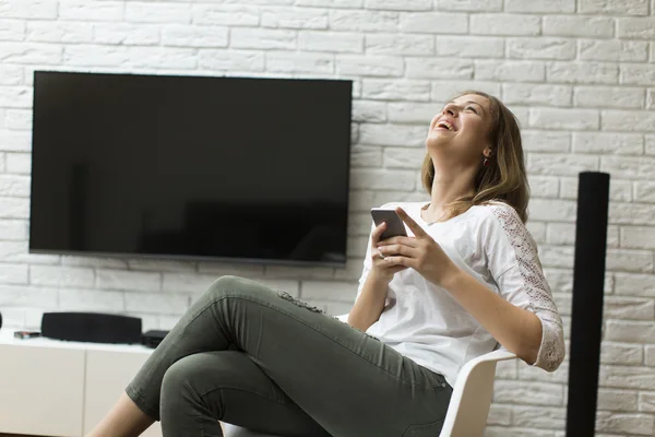 部屋で若い女性 — ストック写真