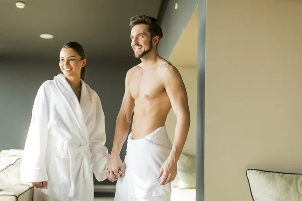 Pareja joven en la habitación — Foto de Stock