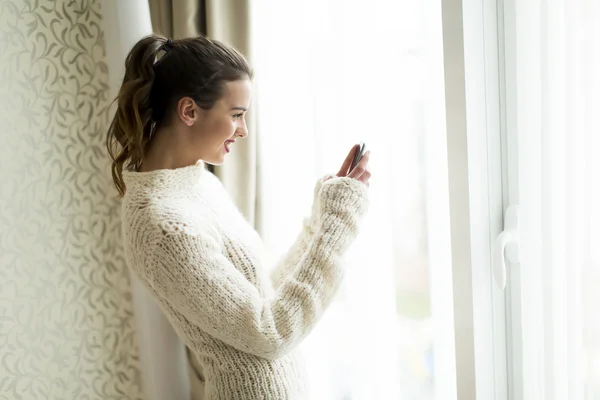 Donna con un telefono cellulare — Foto Stock