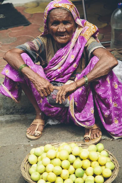 Vecchia donna che vende frutta — Foto Stock